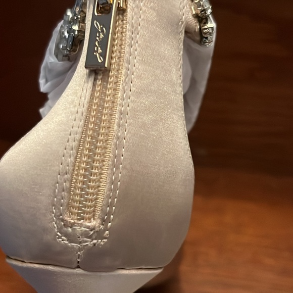 JEWEL BADGLEY MISCHKA Raleigh Pump - Picture 8 of 9